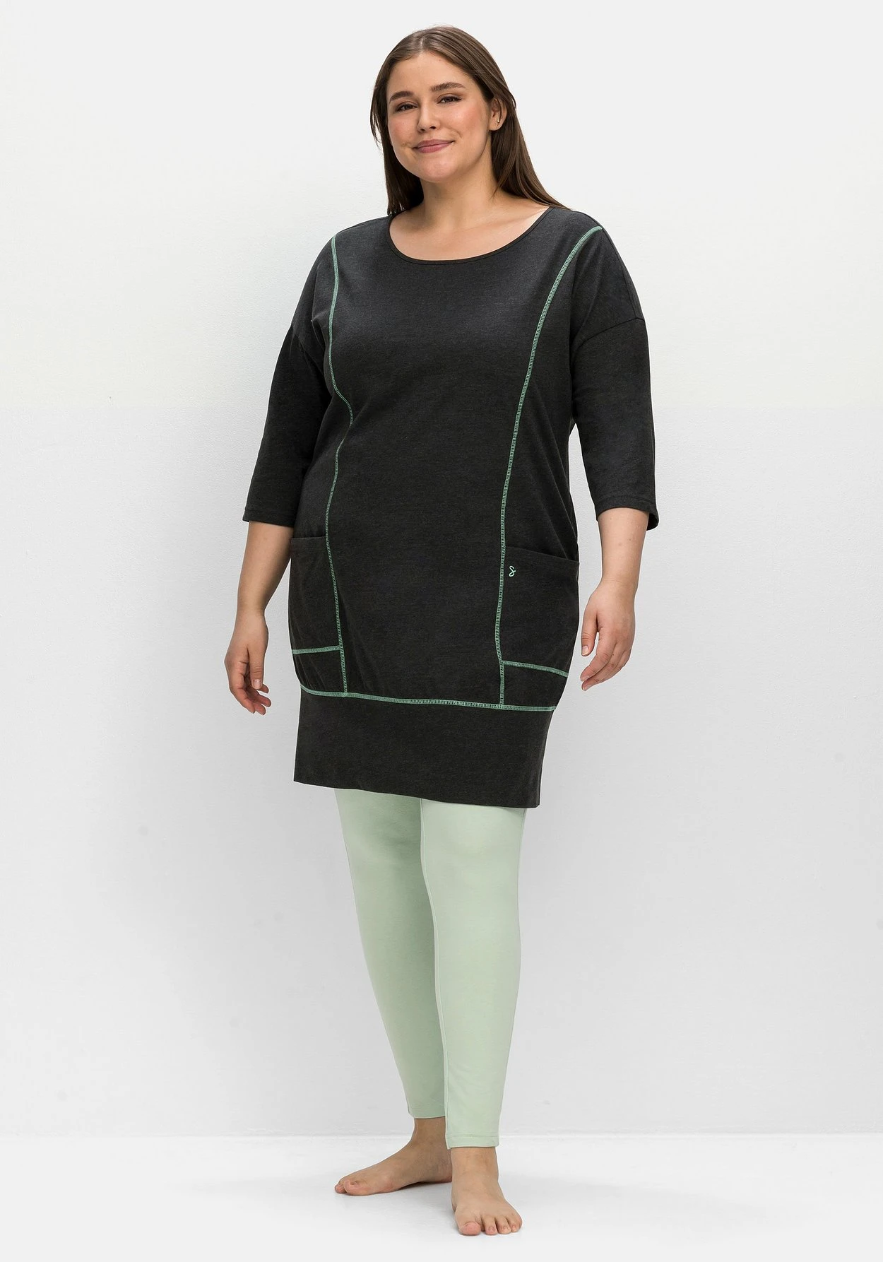 Sheego Relax-Shirtkleid Mit Kontrastnähten Und Saumbund 4 Sheego Relax-Shirtkleid Mit Kontrastnähten Und Saumbund – Bild 4