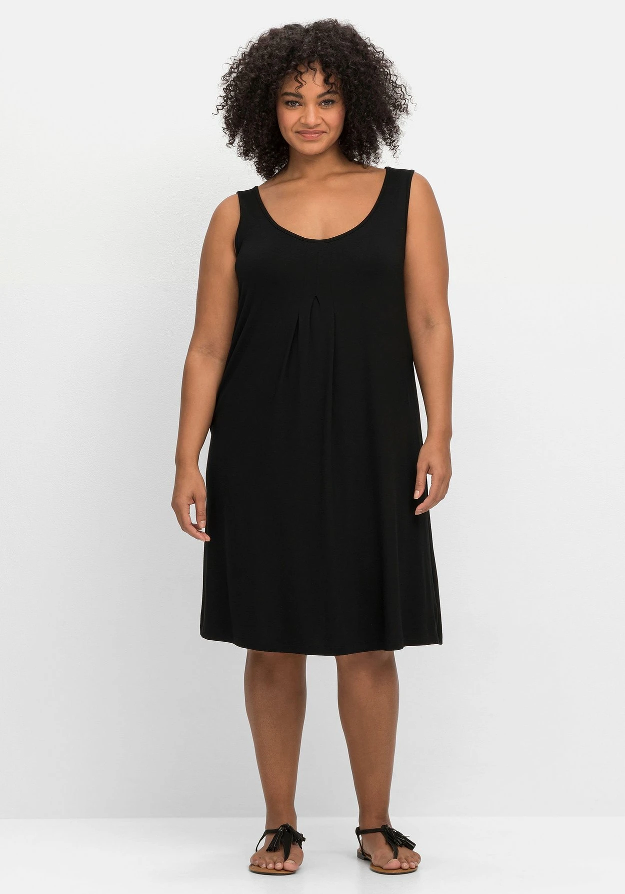 Sheego Knielanges Strandkleid Mit Kellerfalte Vorn 1 Sheego Knielanges Strandkleid Mit Kellerfalte Vorn