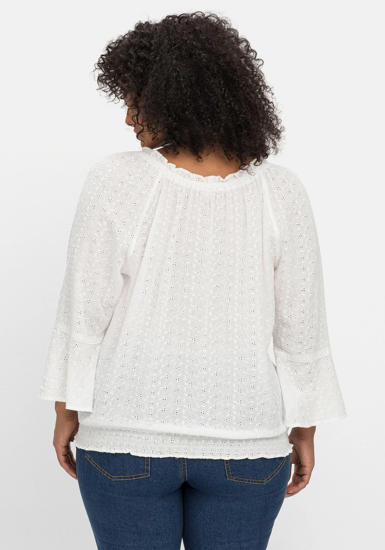 Tunika Mit Lochstickerei Und Carmen-Ausschnitt 2 Tunika Mit Lochstickerei Und Carmen-Ausschnitt – Bild 2