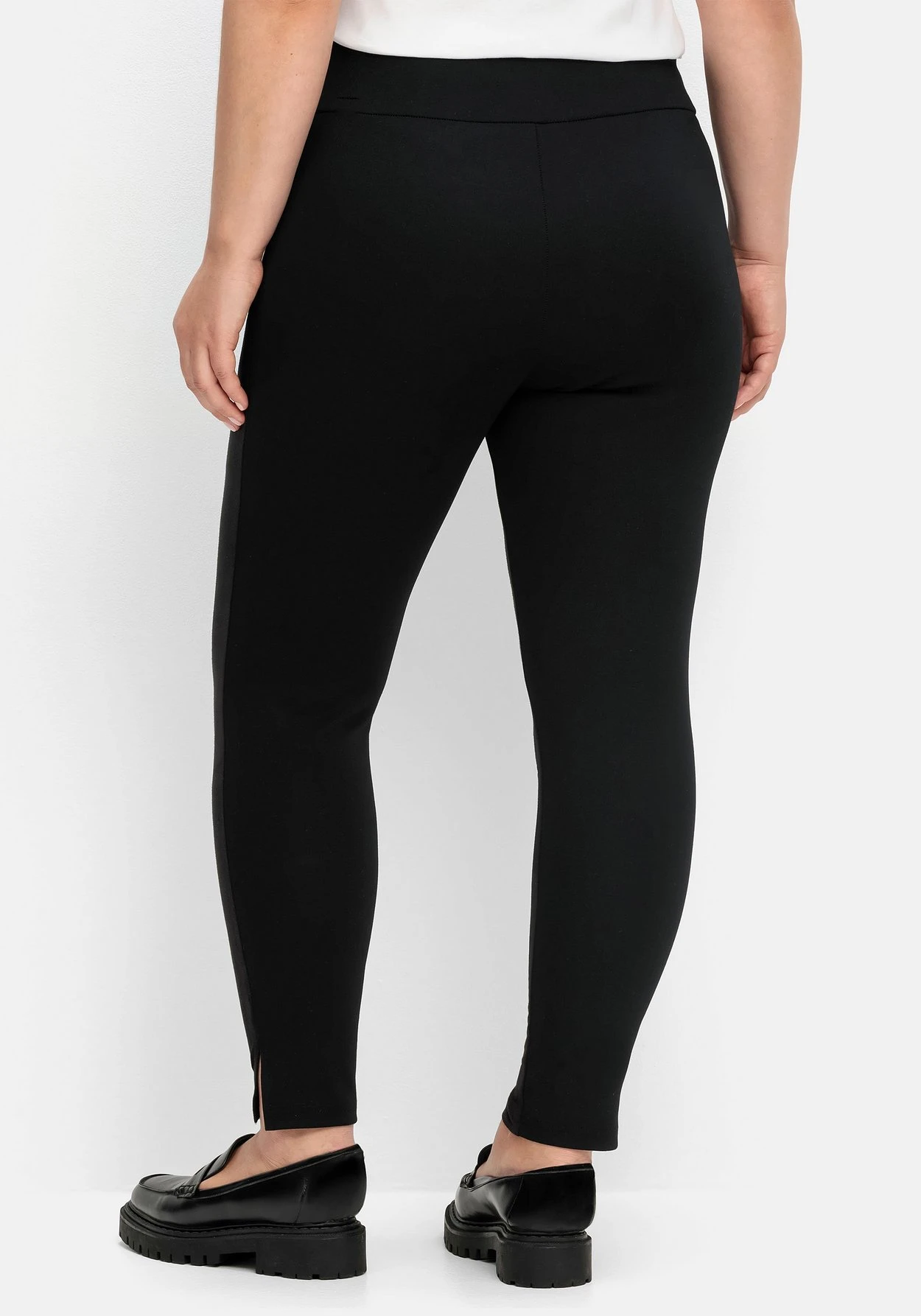 Sheego Leggings In Velourslederoptik Vorn 3 Sheego Leggings In Velourslederoptik Vorn – Bild 3