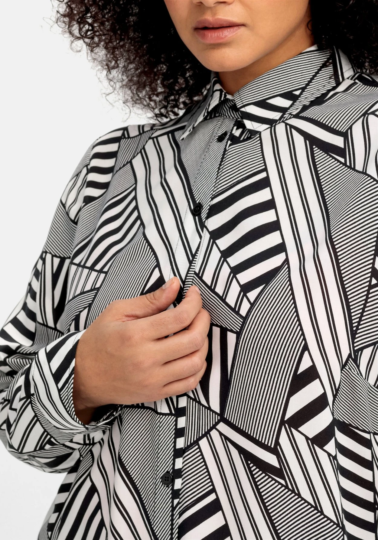 Sheego Lange Hemdbluse Mit Grafischem Muster 5 Sheego Lange Hemdbluse Mit Grafischem Muster – Bild 5