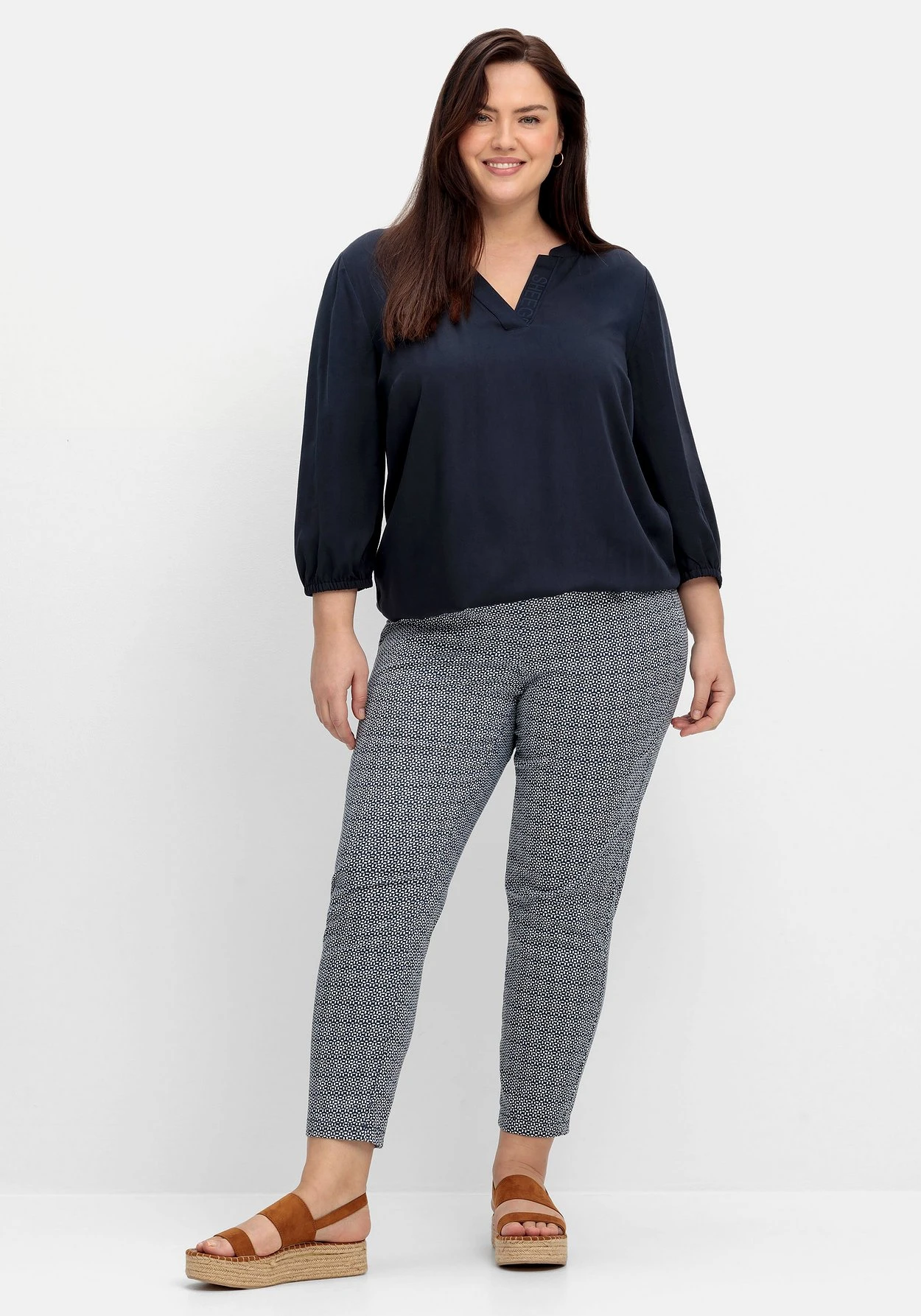 Sheego Schmale Hose Mit Minimalprint Und Gummibund 1 Sheego Schmale Hose Mit Minimalprint Und Gummibund