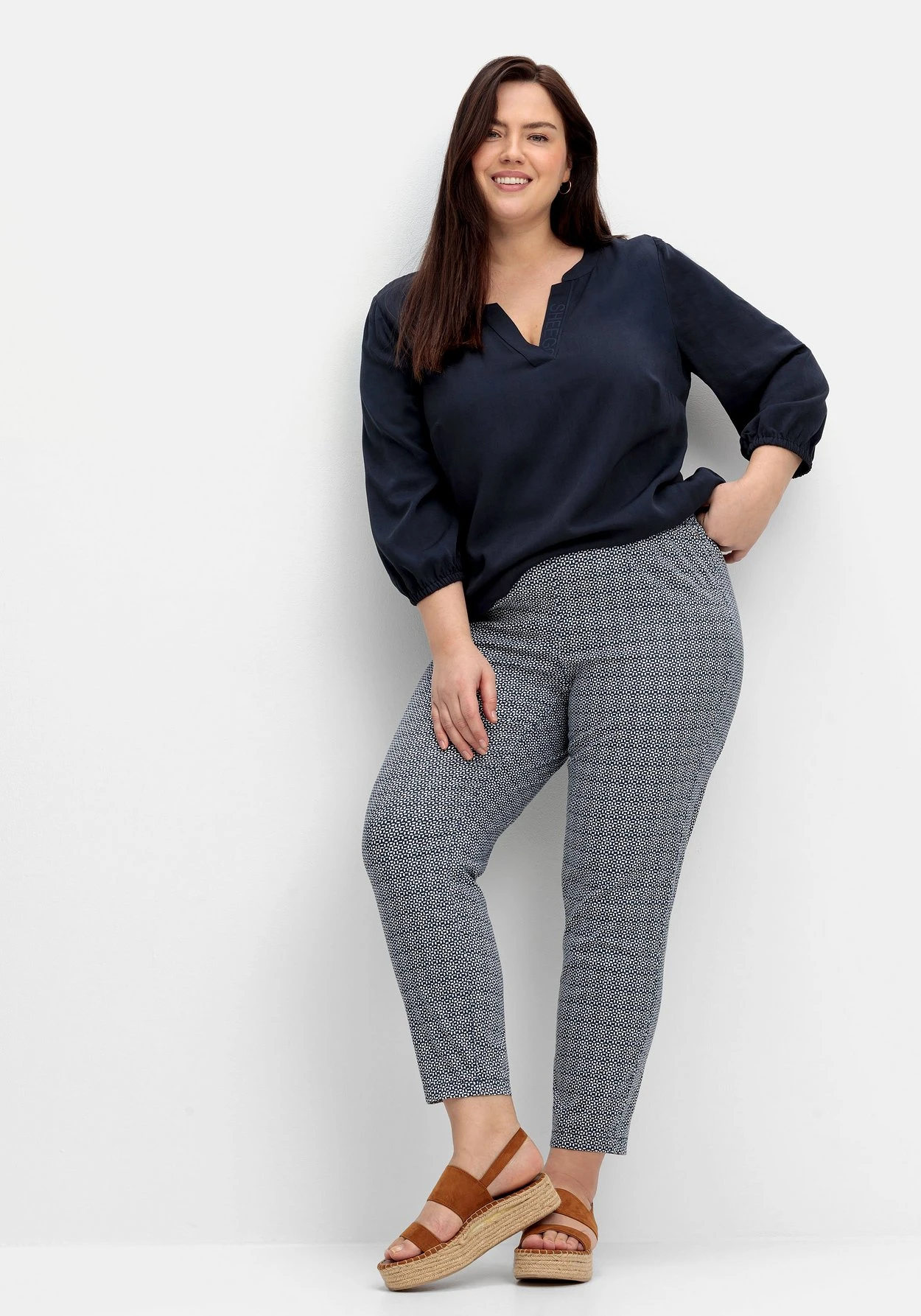 Sheego Schmale Hose Mit Minimalprint Und Gummibund 5 Sheego Schmale Hose Mit Minimalprint Und Gummibund – Bild 5