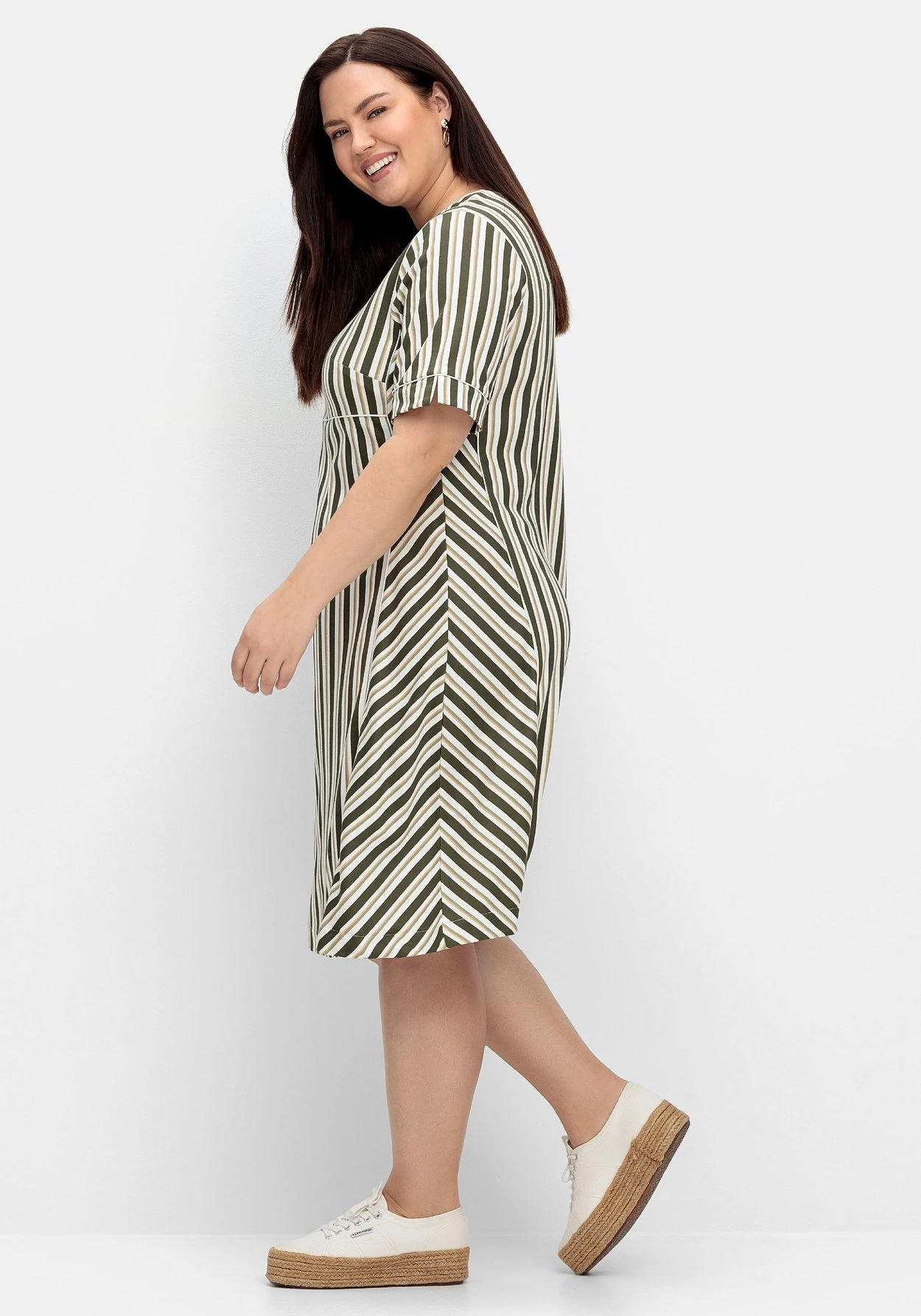 Sheego Jerseykleid Im Streifen-Design, Mit V-Ausschnitt 2 Sheego Jerseykleid Im Streifen-Design, Mit V-Ausschnitt – Bild 2