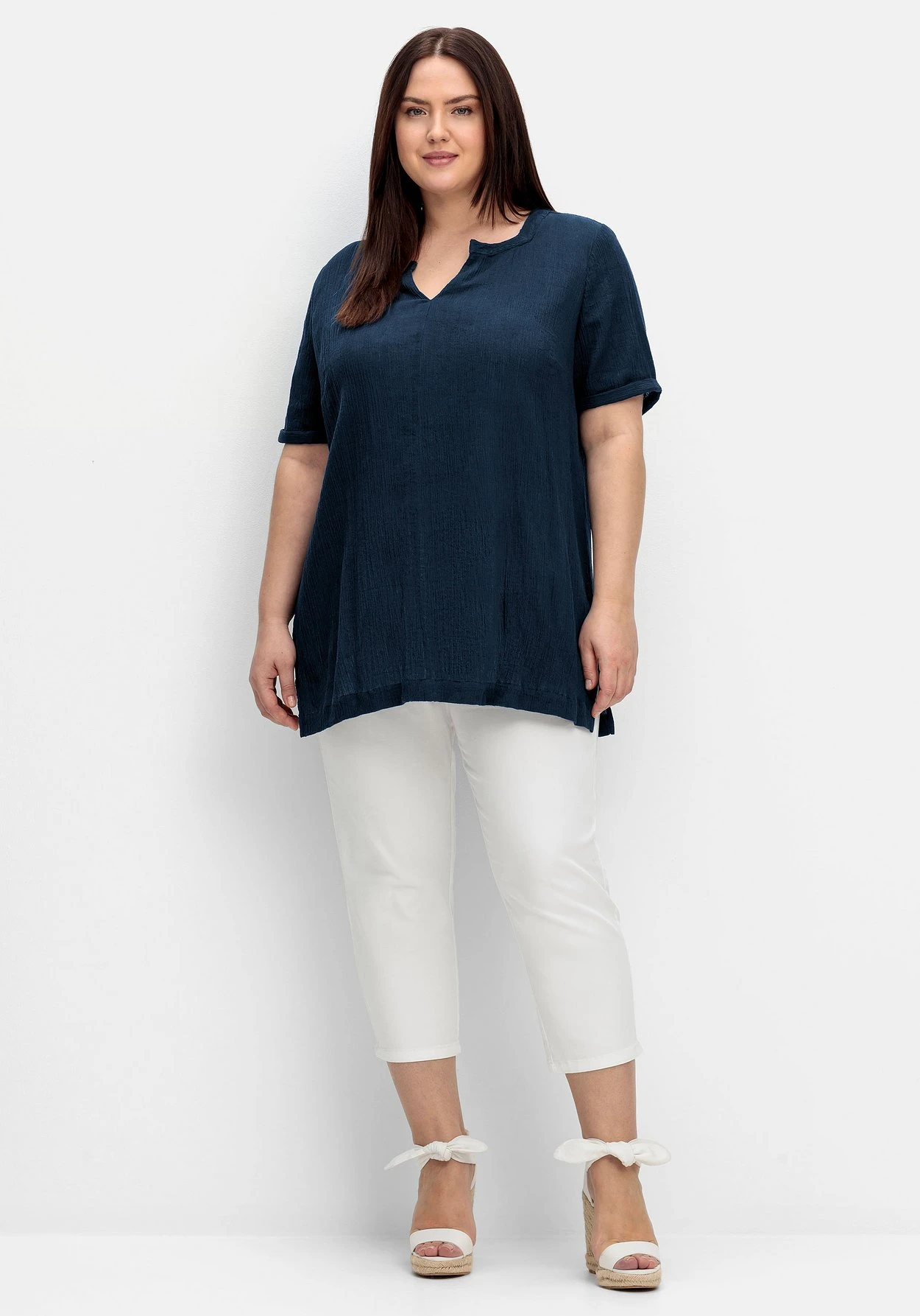 Sheego Tunika In Crêpe-Qualität, Mit Karree-Ausschnitt 4 Sheego Tunika In Crêpe-Qualität, Mit Karree-Ausschnitt – Bild 4