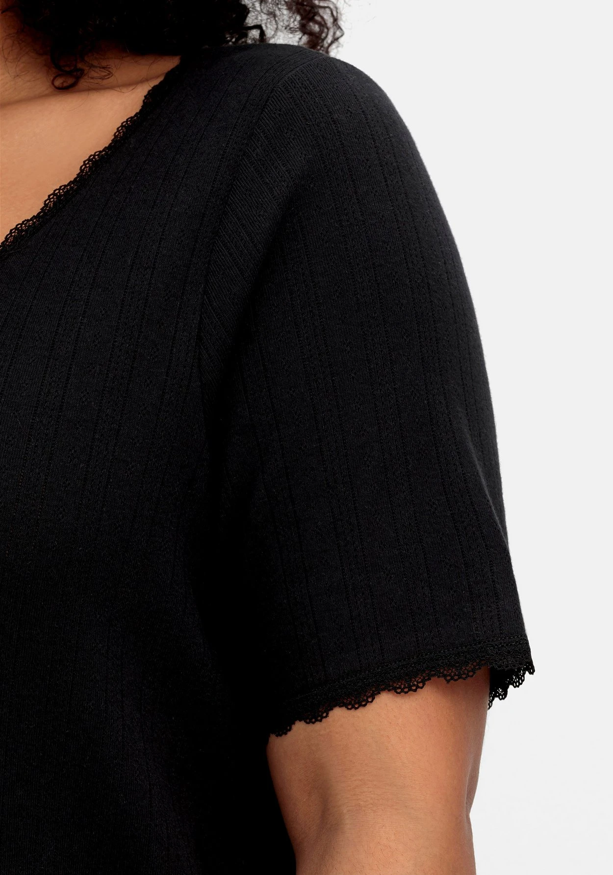 Sheego Rippshirt Im Ajourmuster, Mit Spitzendetails 5 Sheego Rippshirt Im Ajourmuster, Mit Spitzendetails – Bild 5