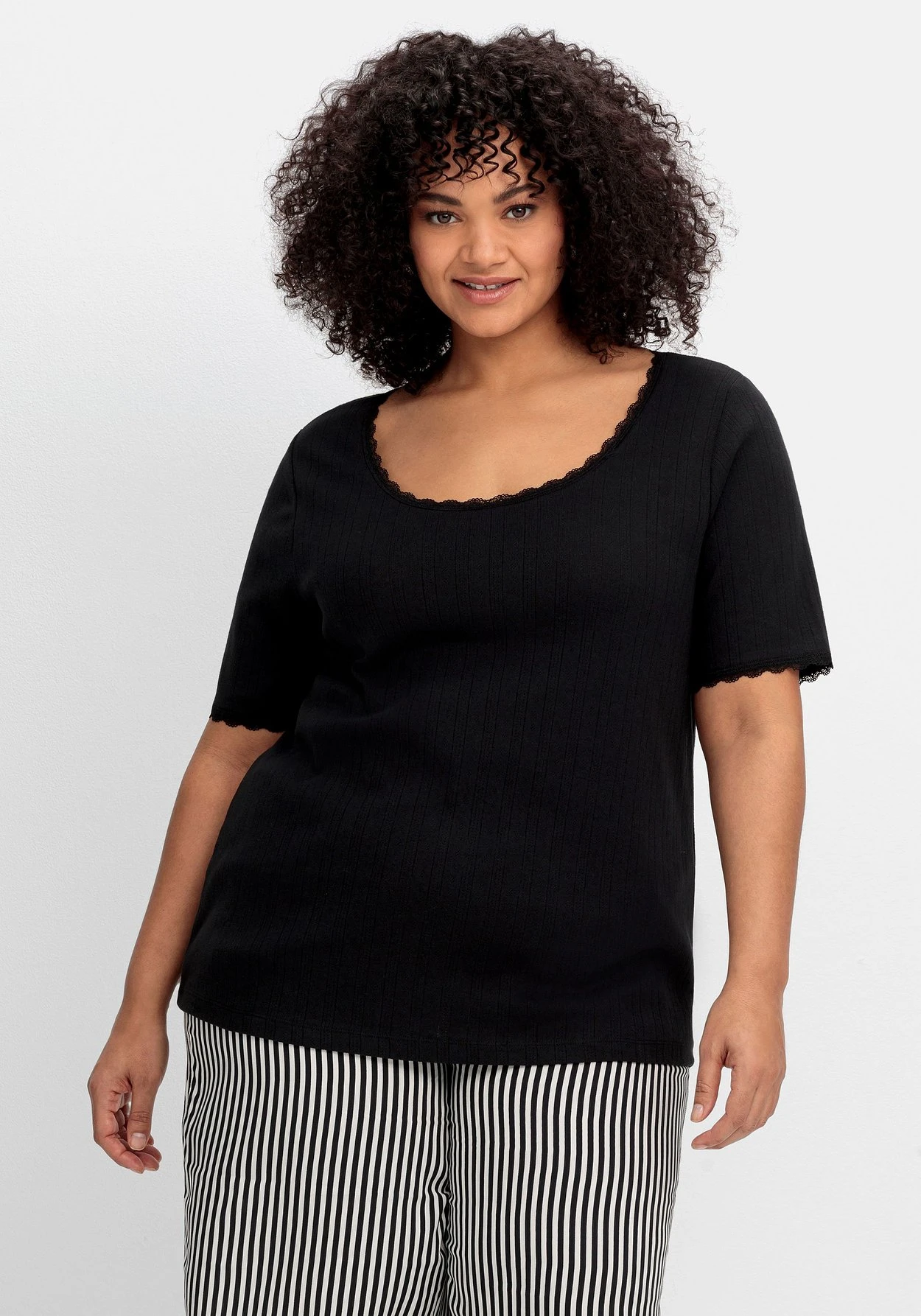 Sheego Rippshirt Im Ajourmuster, Mit Spitzendetails 1 Sheego Rippshirt Im Ajourmuster, Mit Spitzendetails