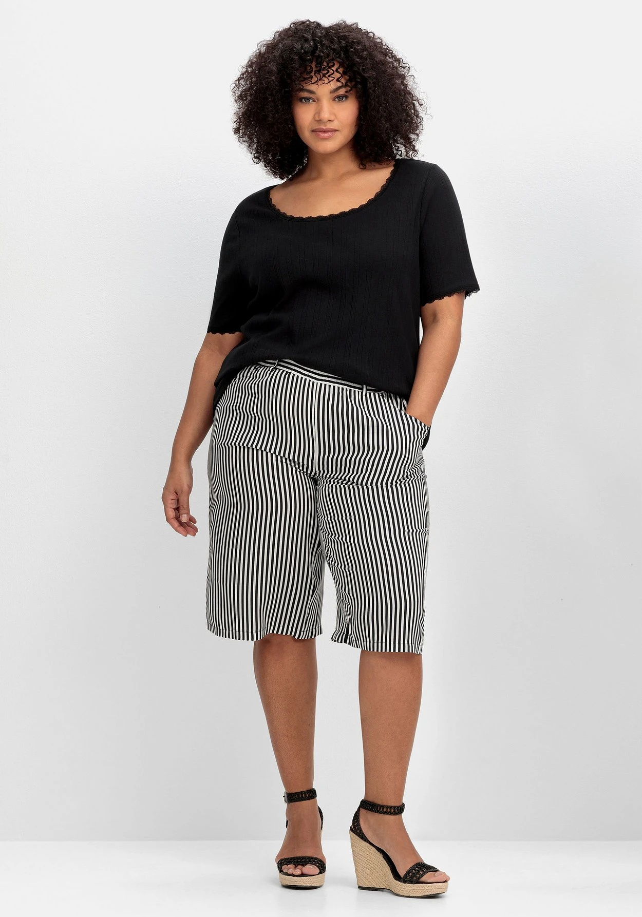 Sheego Rippshirt Im Ajourmuster, Mit Spitzendetails 4 Sheego Rippshirt Im Ajourmuster, Mit Spitzendetails – Bild 4