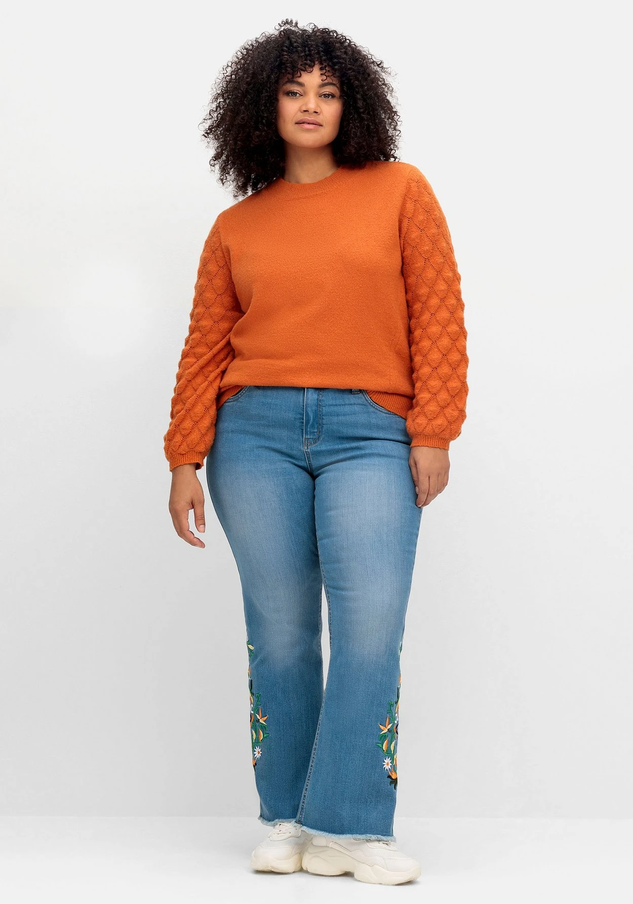 Bootcut-Jeans Mit Blumenstickerei Und Fransensaum 1 Bootcut-Jeans Mit Blumenstickerei Und Fransensaum