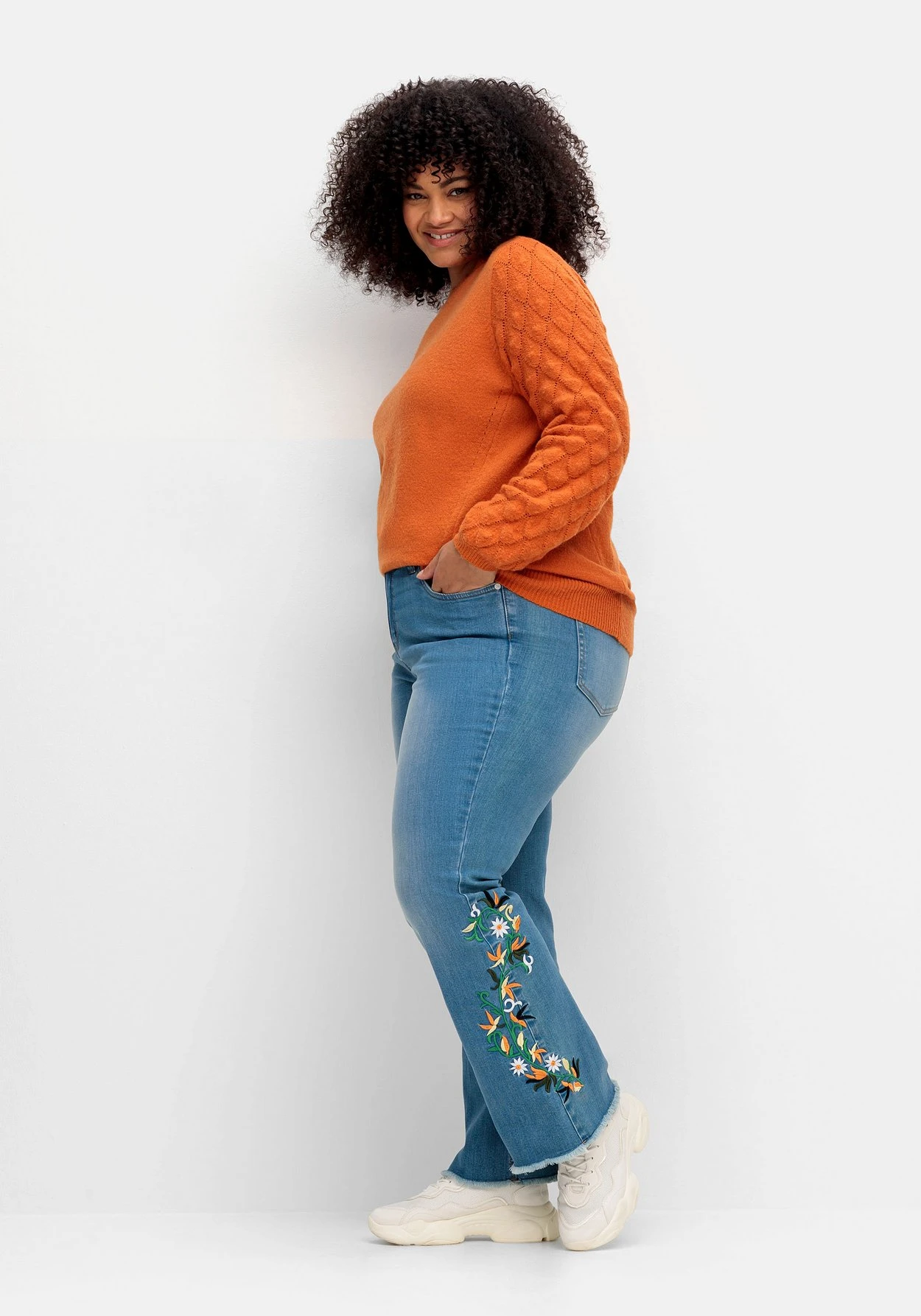 Bootcut-Jeans Mit Blumenstickerei Und Fransensaum 5 Bootcut-Jeans Mit Blumenstickerei Und Fransensaum – Bild 5