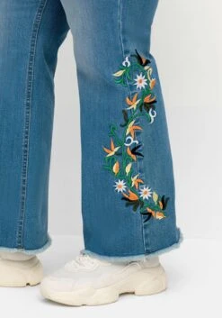 Bootcut-Jeans Mit Blumenstickerei Und Fransensaum 13 Bootcut-Jeans Mit Blumenstickerei Und Fransensaum -Shego Kleidung Geschaft 14971100053 04SSW 01 SH