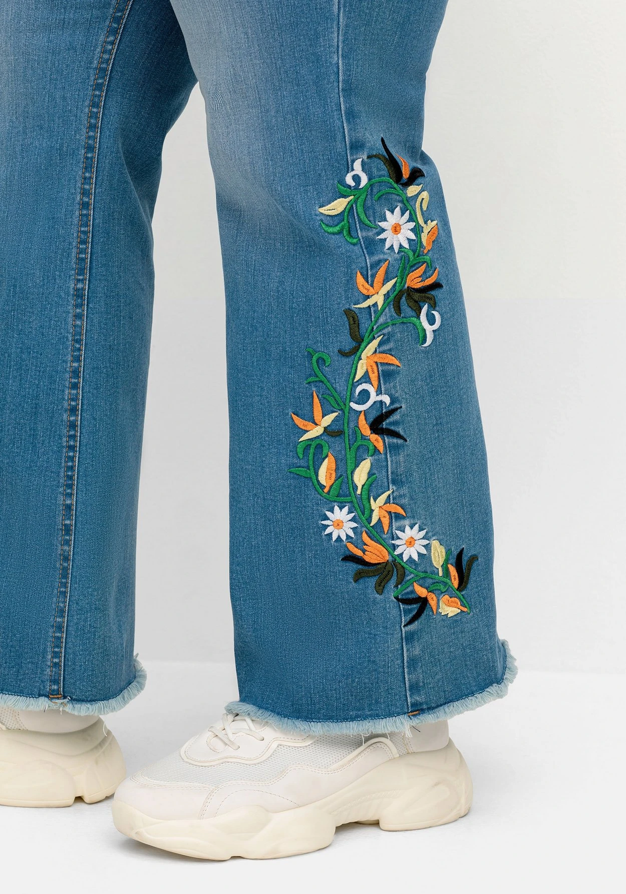 Bootcut-Jeans Mit Blumenstickerei Und Fransensaum 7 Bootcut-Jeans Mit Blumenstickerei Und Fransensaum – Bild 7