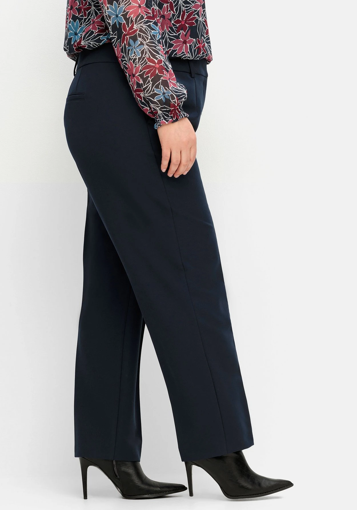 Sheego High-Waist-Hose Mit Bügelfalten, In Karottenform 2 Sheego High-Waist-Hose Mit Bügelfalten, In Karottenform – Bild 2