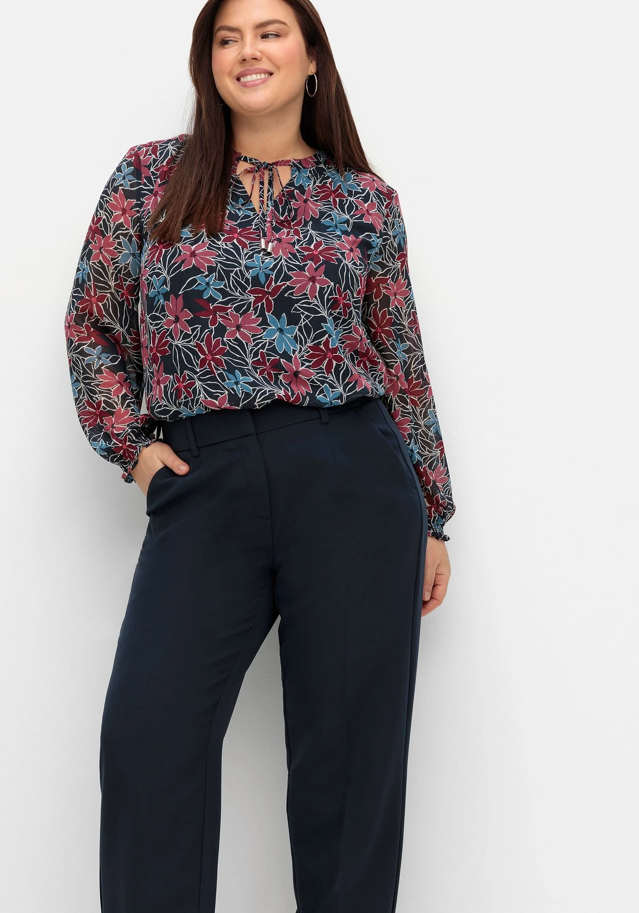 Sheego High-Waist-Hose Mit Bügelfalten, In Karottenform 7 Sheego High-Waist-Hose Mit Bügelfalten, In Karottenform – Bild 7