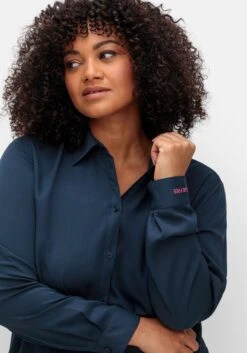 Sheego Twillbluse Mit Wordingprint Am Ärmelsaum 9 Sheego Twillbluse Mit Wordingprint Am Ärmelsaum -Shego Kleidung Geschaft 15012700035 04WOG 02 SH