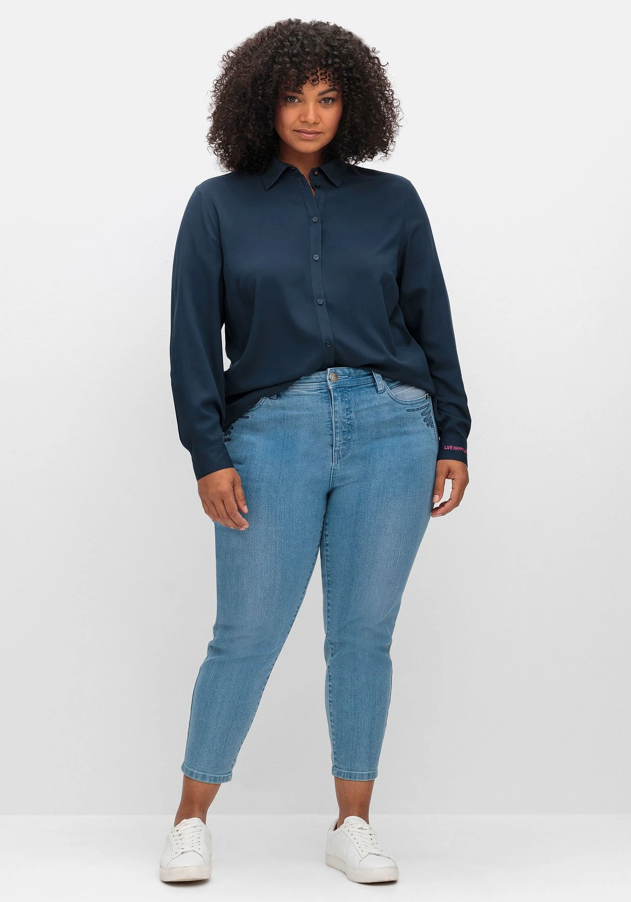 Sheego Twillbluse Mit Wordingprint Am Ärmelsaum 4 Sheego Twillbluse Mit Wordingprint Am Ärmelsaum – Bild 4