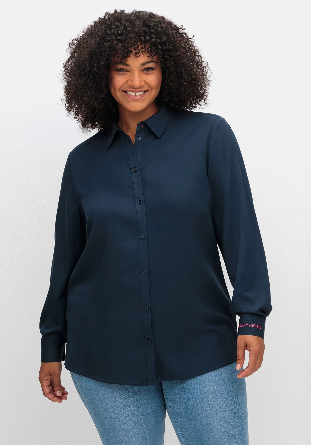 Sheego Twillbluse Mit Wordingprint Am Ärmelsaum 1 Sheego Twillbluse Mit Wordingprint Am Ärmelsaum