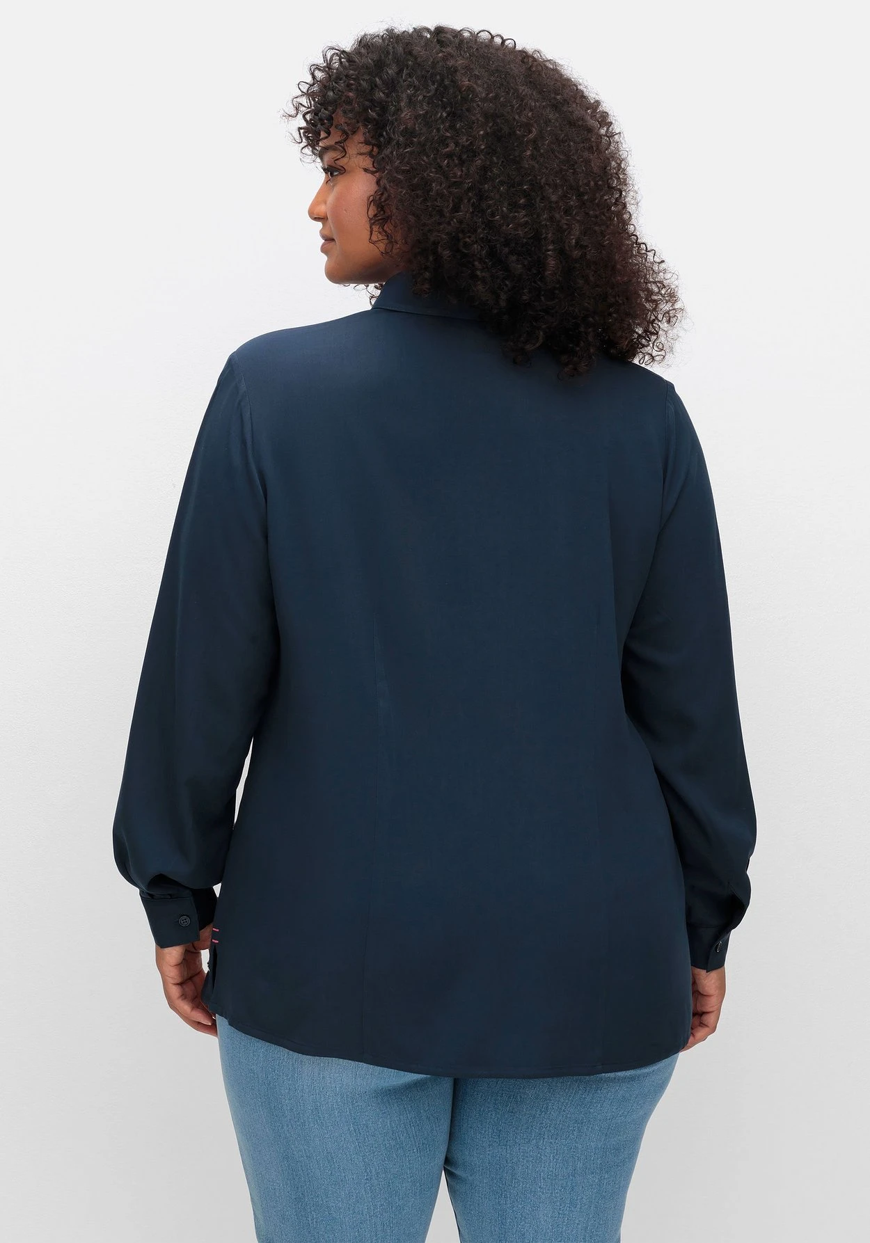 Sheego Twillbluse Mit Wordingprint Am Ärmelsaum 2 Sheego Twillbluse Mit Wordingprint Am Ärmelsaum – Bild 2